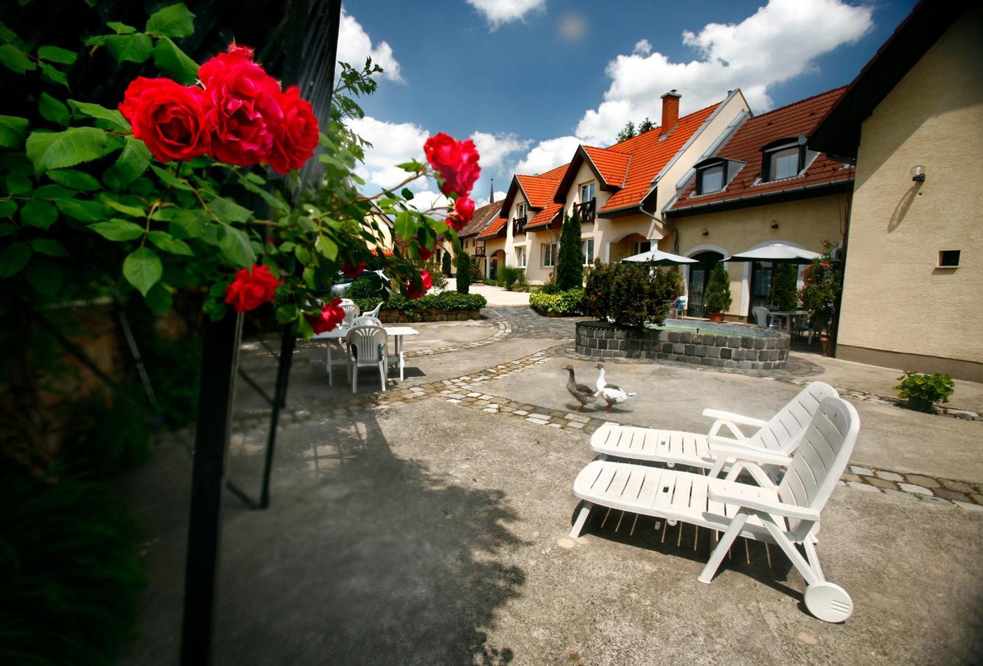 Keszi Panzio Hotel Budakeszi Exterior photo